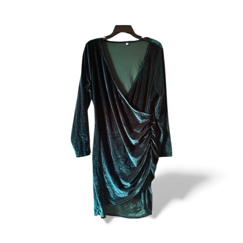 Elegant Velvet Wrap Dress in emerald green - Picture 2 of 7